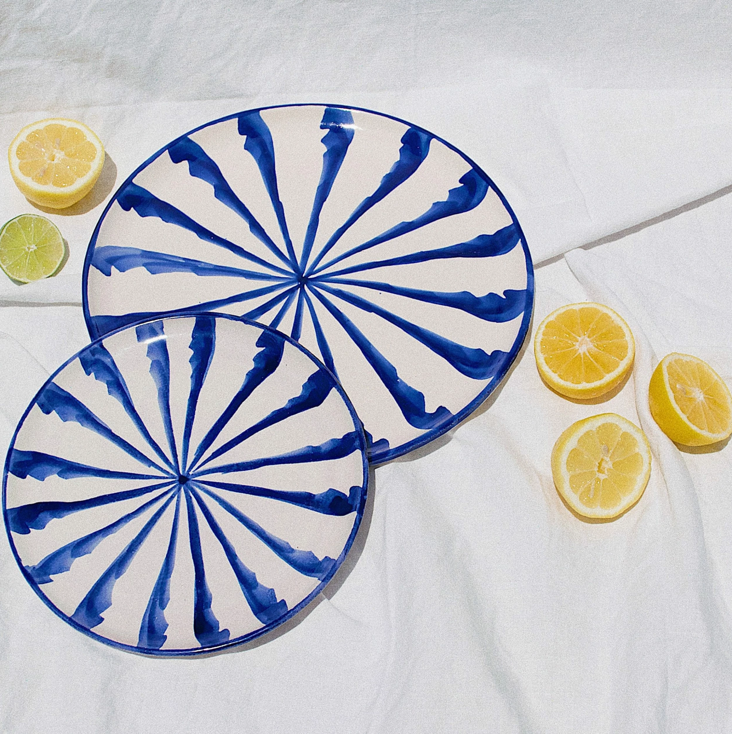 Pomelo Casa Casa Azul Dinner Plate With Candy Cane Stripes 3 Pomelo Casa Casa Azul Dinner Plate With Candy Cane Stripes