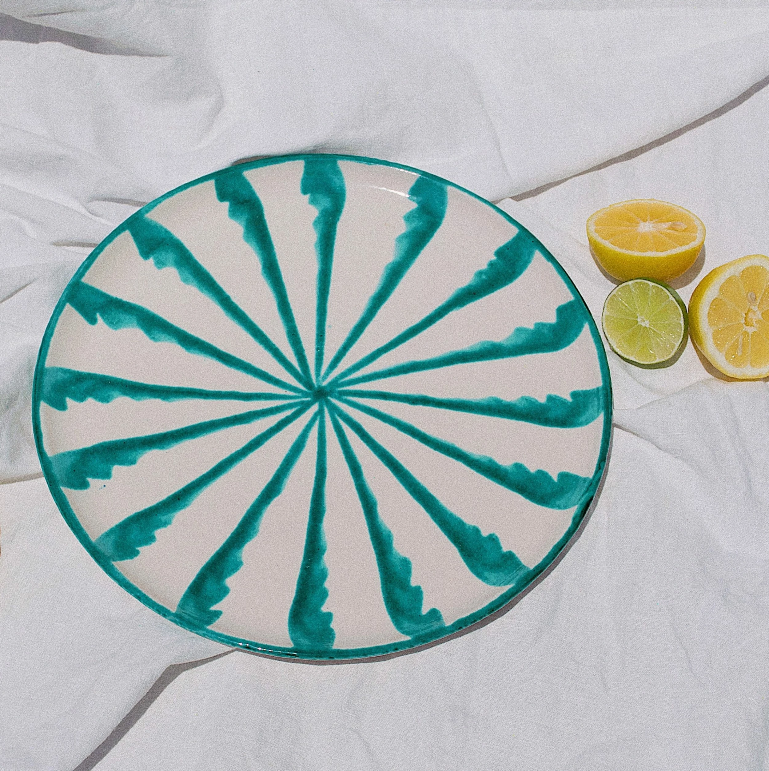 Pomelo Casa Live Casa Verde Dinner Plate With Candy Cane Stripes 4 Pomelo Casa Live Casa Verde Dinner Plate With Candy Cane Stripes