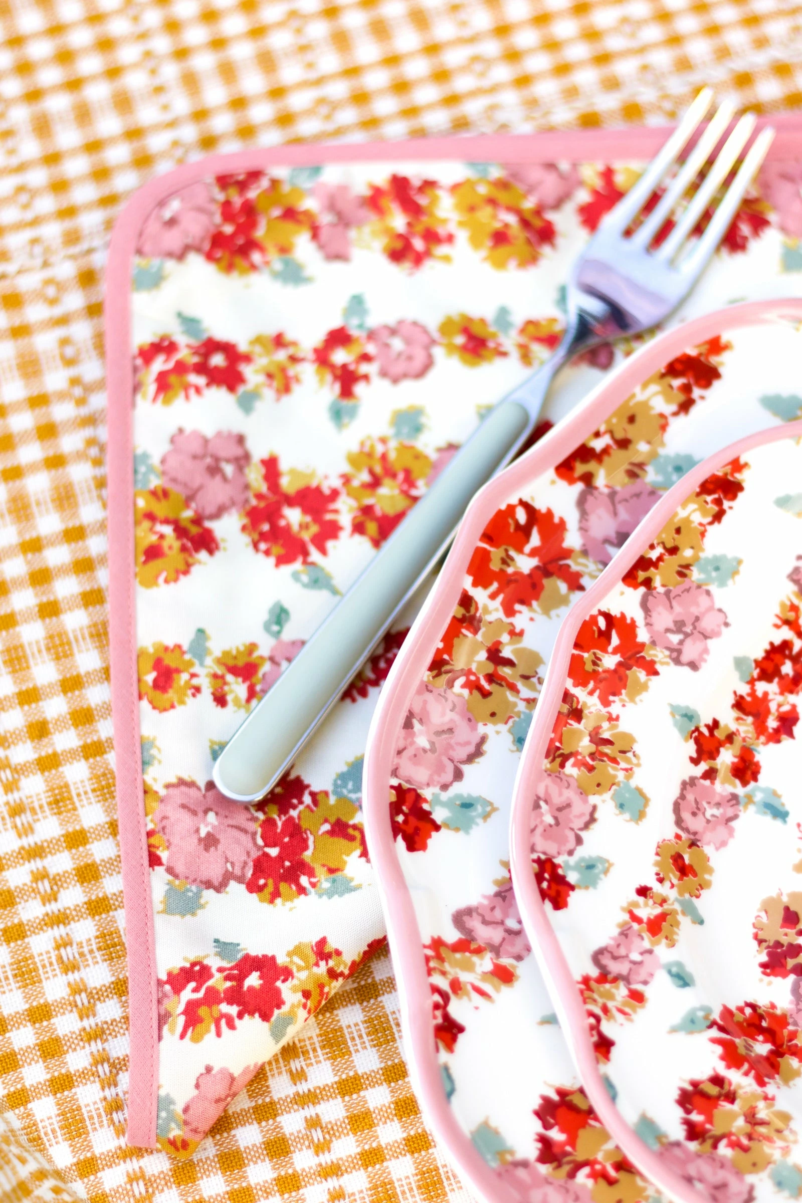 Loretta Caponi Garland On Cream Napkin 4 Loretta Caponi Garland On Cream Napkin