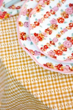 Loretta Caponi Dinner Plate, Garland On Cream Live