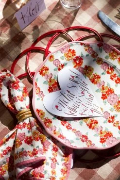 Loretta Caponi Dinner Plate, Garland On Cream Live