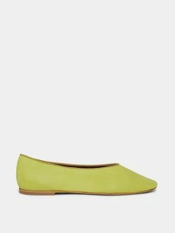 Le Monde Béryl Regency Slipper In Citrine Suede Wear