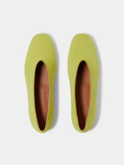 Le Monde Béryl Regency Slipper In Citrine Suede Wear